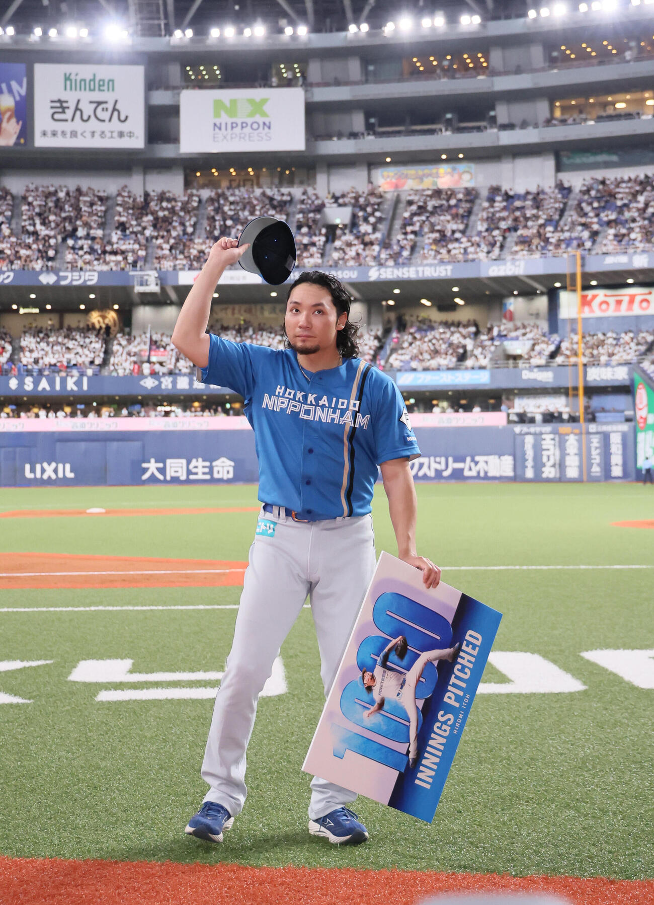 オリックス対日本ハム　1000投球回の記念ボードを手にする日本ハム伊藤大海（撮影・宮崎幸一）