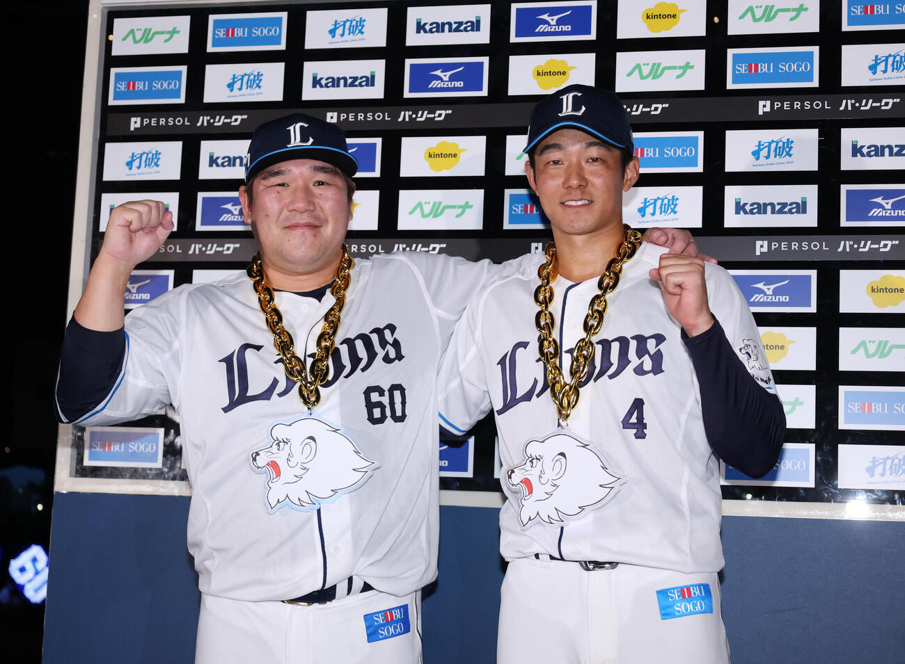 西武対ロッテ　笑顔でガッツポーズする西武中村剛也（左）と石井一成（撮影・増田悦実）