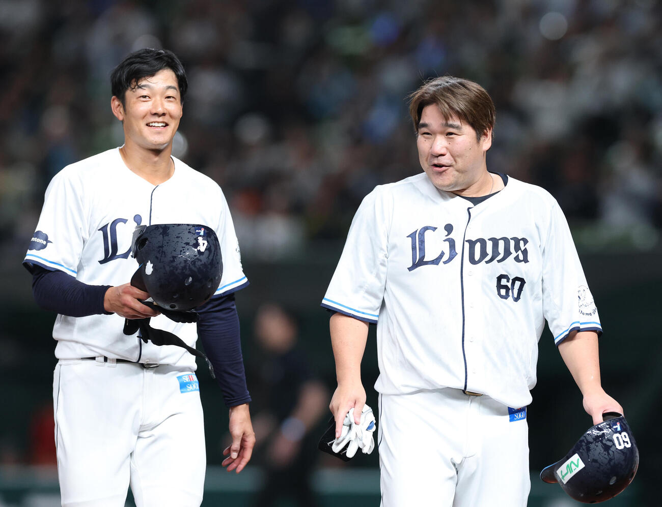 西武対ロッテ　サヨナラ勝ち笑顔を見せる石井一成（左）と中村剛也（撮影・増田悦実）