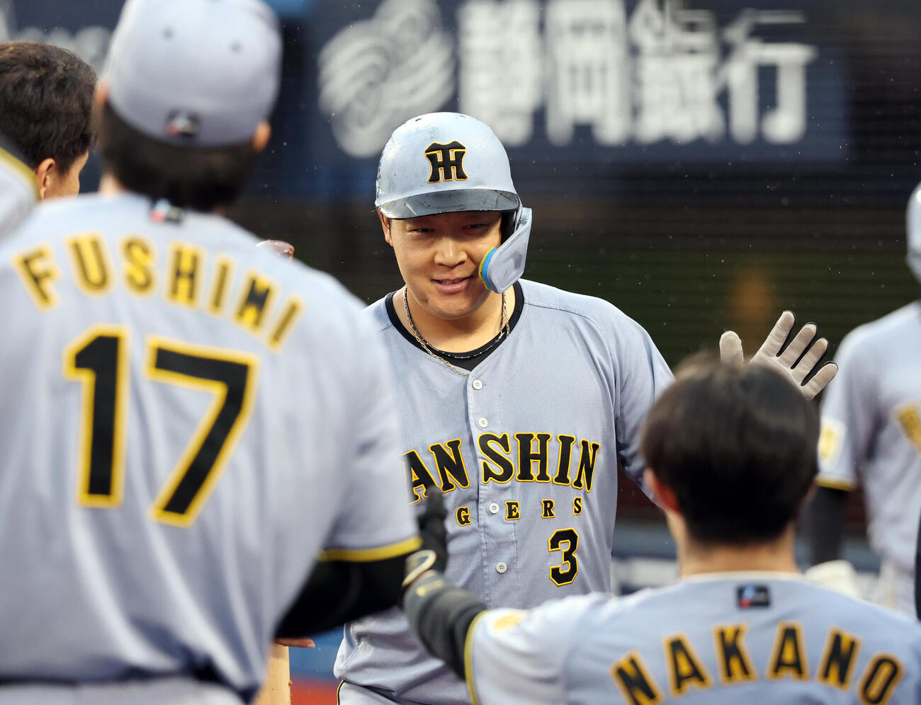 DeNA対阪神　6回表阪神1死二、三塁、坂本誠志郎の2点適時二塁打で生還した大山悠輔はナインと笑顔でハイタッチ（撮影・浅見桂子）