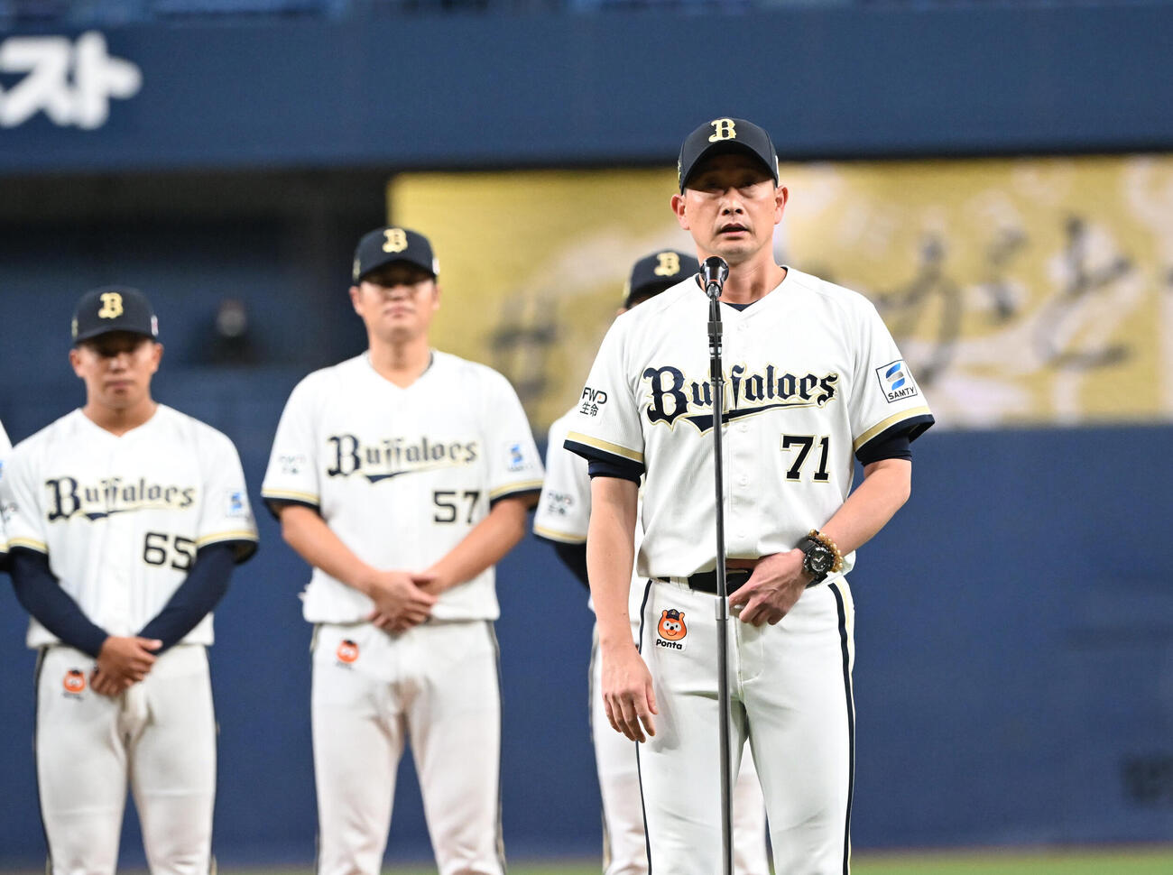 本拠地最終戦を終え、ファンにあいさつするオリックス岸田護監督（撮影・和賀正仁）