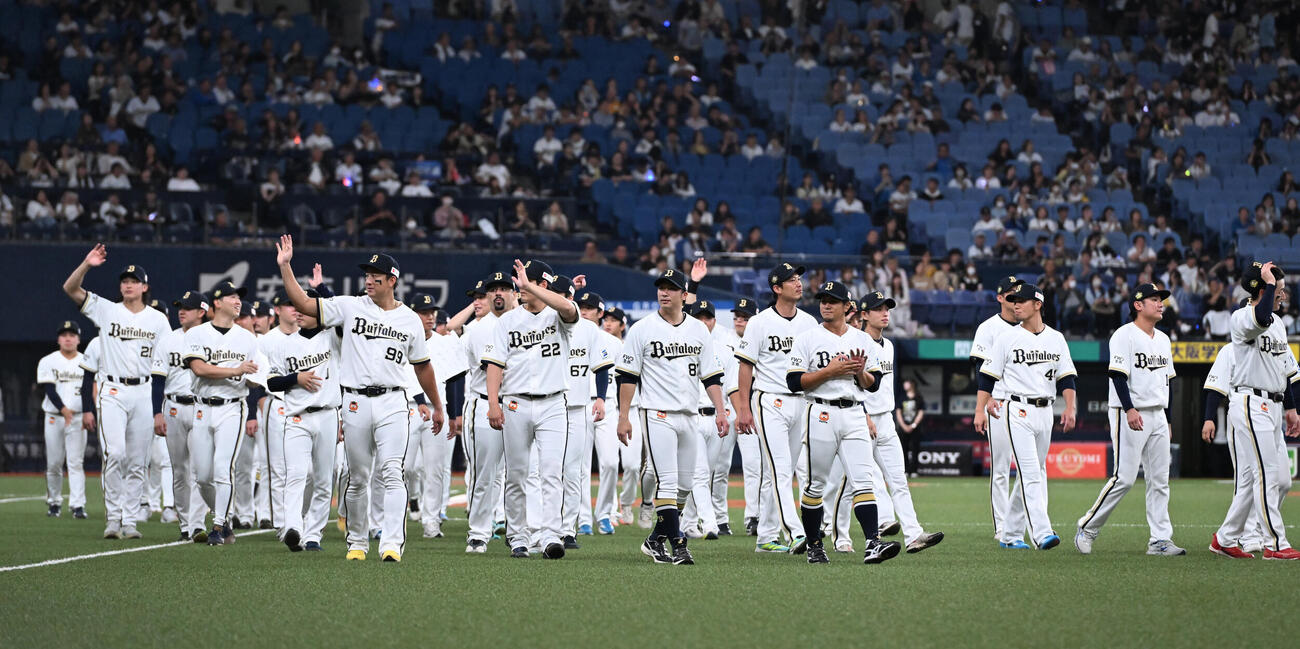 球場内を1周するオリックスナイン（撮影・和賀正仁）