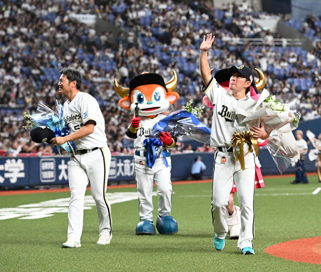 球場内を1周するオリックス山田修義（左）と西野真弘（撮影・和賀正仁）