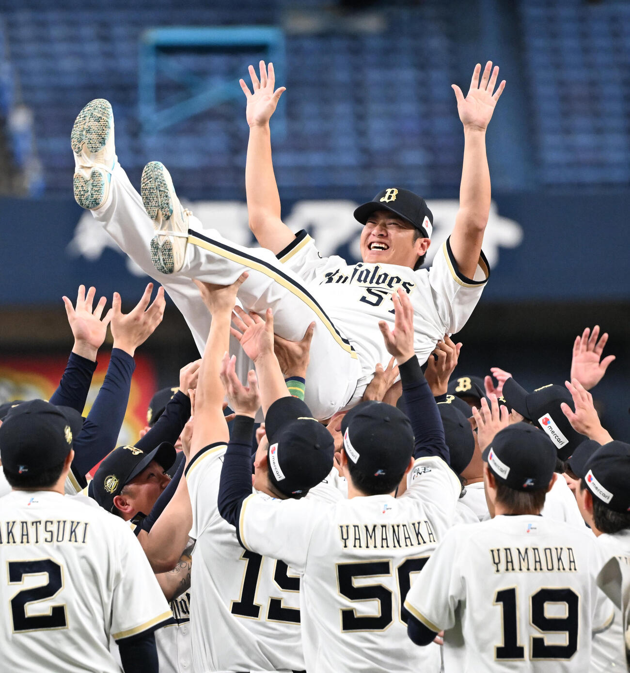 セレモニーで胴上げされるオリックス山田修義（撮影・和賀正仁）