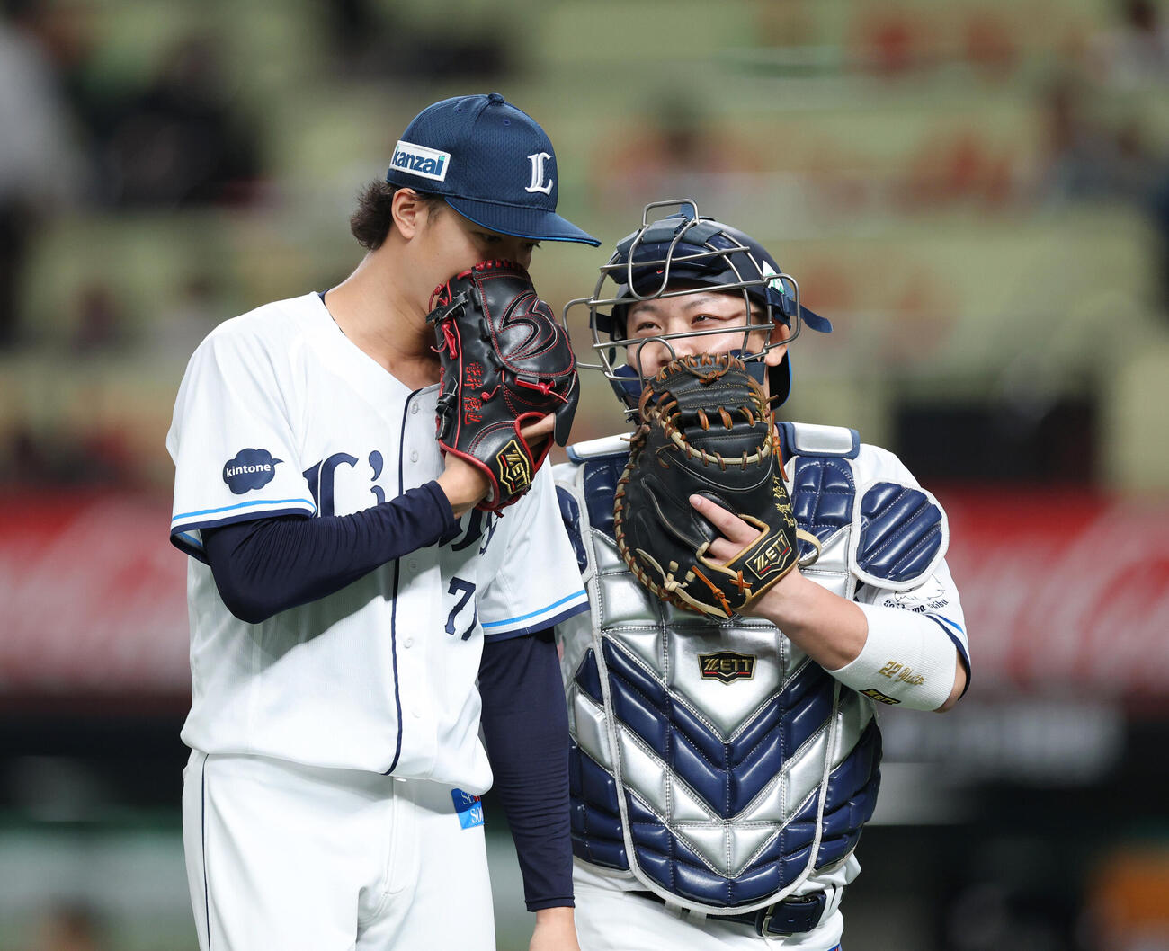 西武対ロッテ　1回を終え、話をする古賀悠斗（右）と菅井信也（撮影・増田悦実）