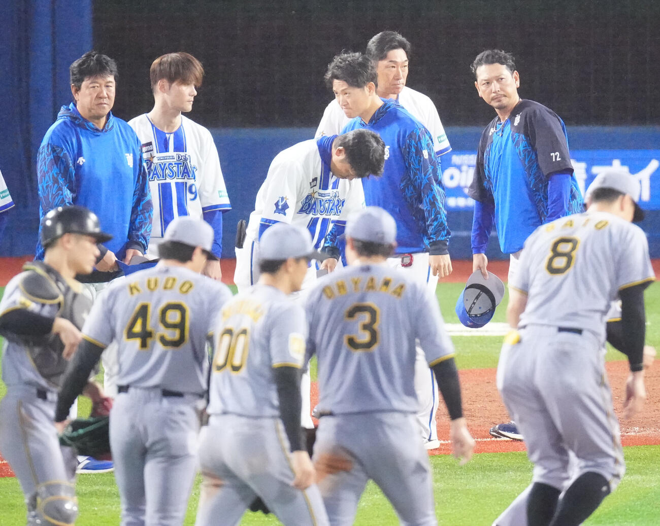 DeNA対阪神　試合後、ファンにあいさつしたDeNA相川亮二監督（後方右から2人目）（撮影・江口和貴）