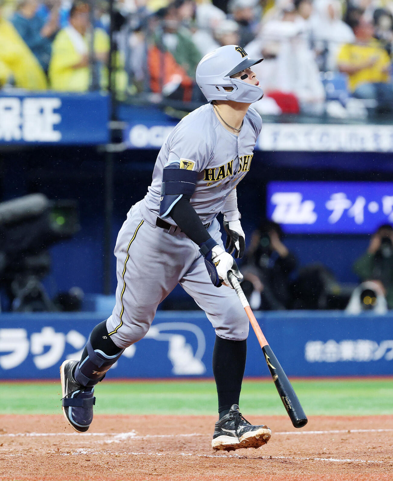 DeNA対阪神　7回表阪神無死、佐藤輝明はソロ本塁打を放つ（撮影・鈴木正人）