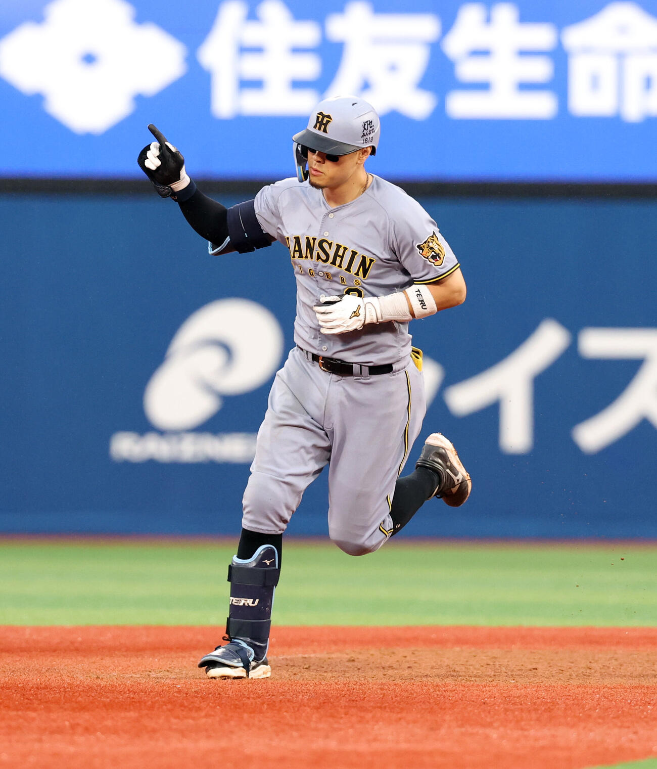 DeNA対阪神　7回表阪神無死、佐藤輝明はソロ本塁打を放ち指を突き上げ二塁を回る（撮影・浅見桂子）