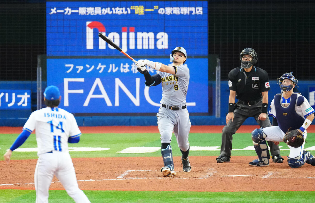 DeNA対阪神　7回表阪神無死、右中間に37号本塁打を放つ佐藤輝明。投手石田健大（撮影・江口和貴）