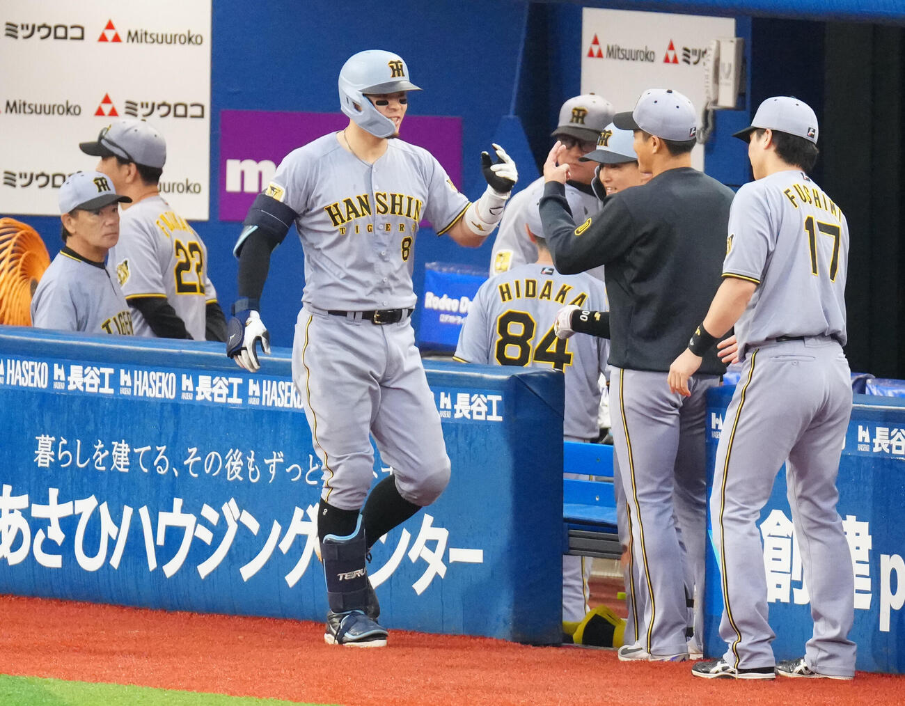 DeNA対阪神　7回表阪神無死、本塁打を放ち、タッチを交わす佐藤輝明（左から3人目）（撮影・江口和貴）