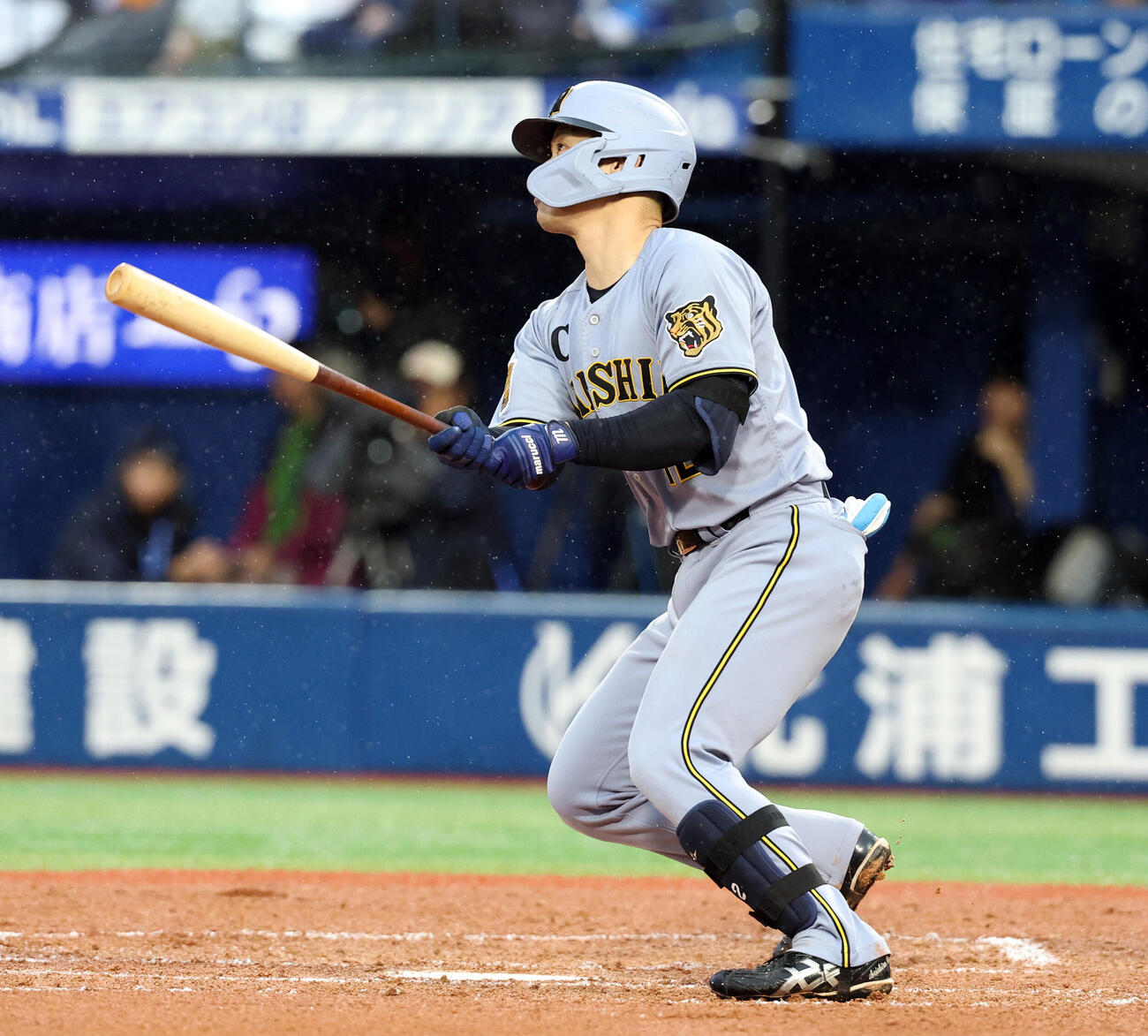 DeNA対阪神　6回表阪神1死二、三塁、坂本誠志郎は2点適時二塁打を放つ（撮影・浅見桂子）