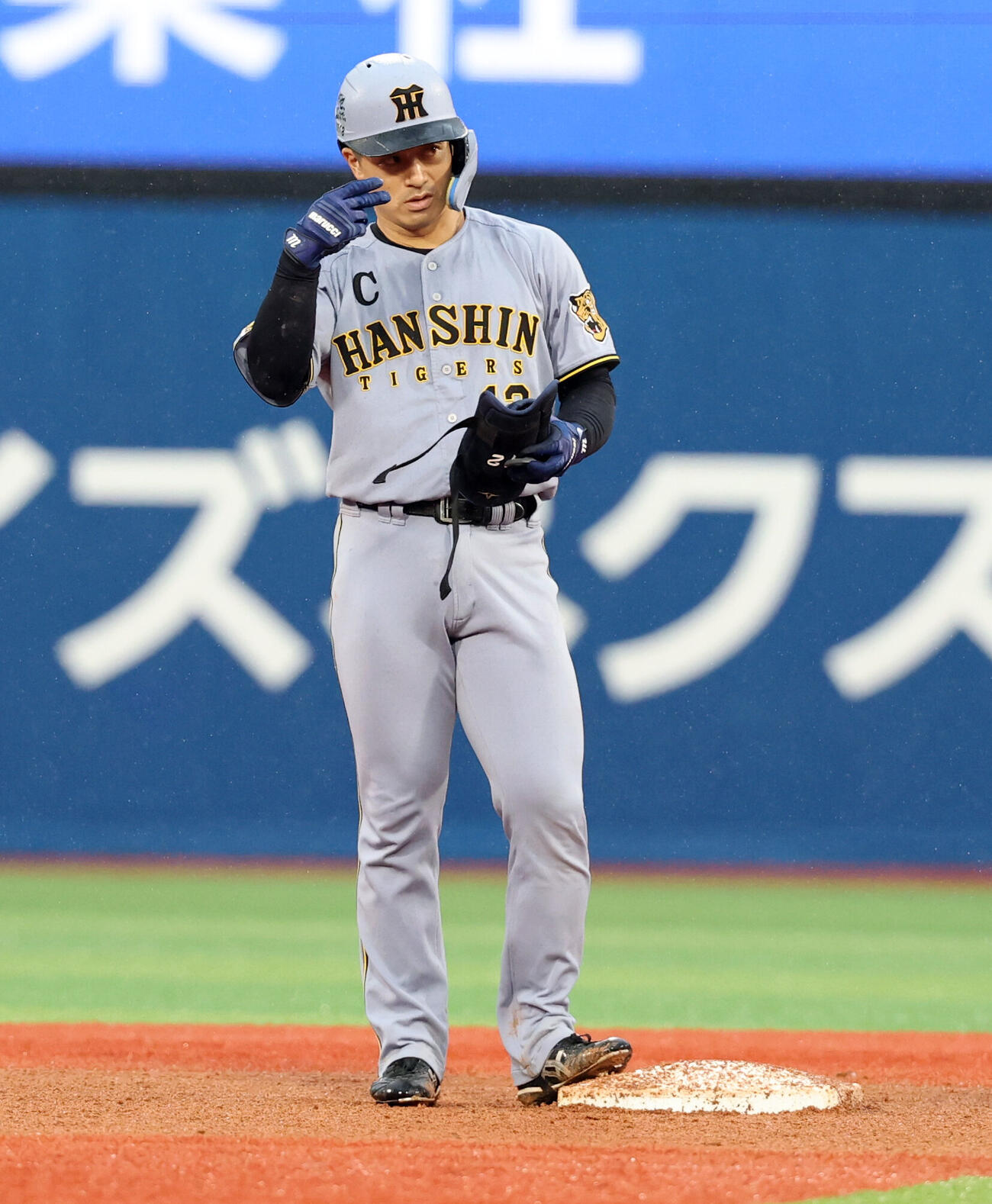 DeNA対阪神　6回表阪神1死二、三塁、坂本誠志郎は2点適時二塁打を放ちポーズ（撮影・浅見桂子）