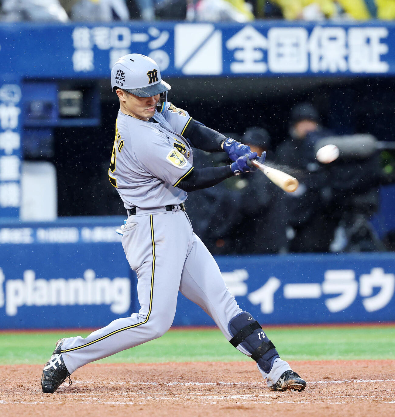 DeNA対阪神　6回表阪神1死二、三塁、坂本誠志郎は左中間に適時二塁打を放つ（撮影・鈴木正人）