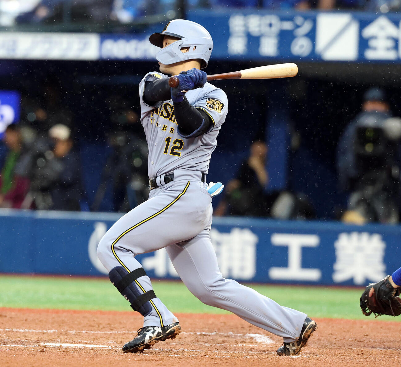DeNA対阪神　6回表阪神1死二、三塁、坂本誠志郎は2点適時二塁打を放つ（撮影・浅見桂子）