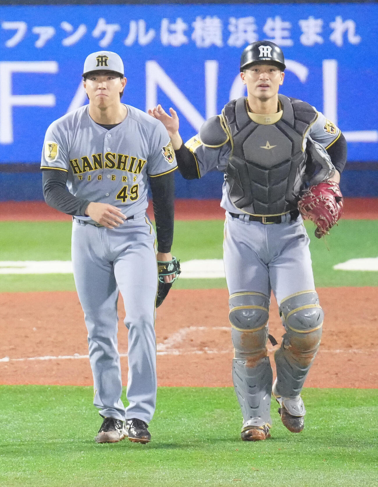 DeNA対阪神　9回裏、最後を締め、阪神捕手坂本誠志郎（右）と喜ぶ5番手の工藤泰成（撮影・江口和貴）