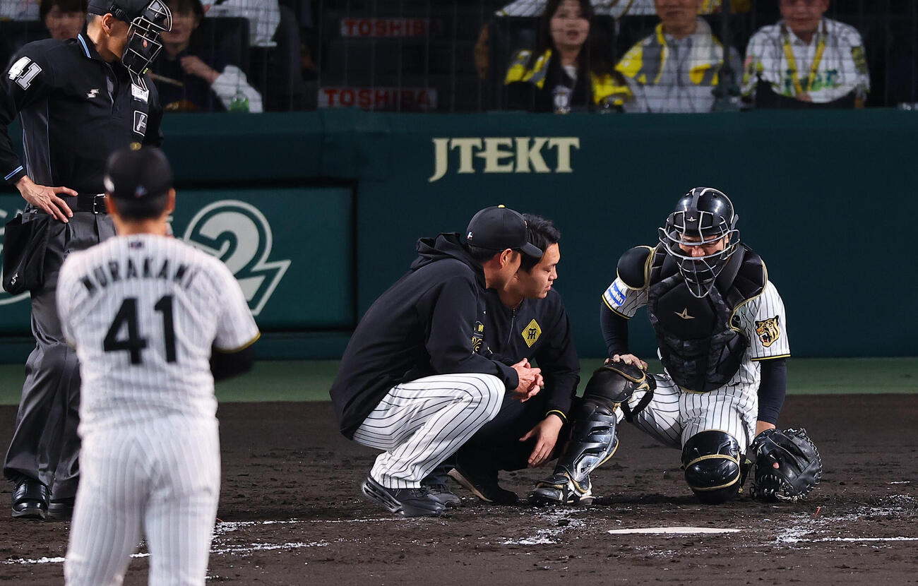 阪神対中日　3回表中日1死一塁、細川成也のファウルの打球が坂本誠志郎の右ヒザに直撃する（撮影・上田博志）＝2026年4月17日、甲子園球場