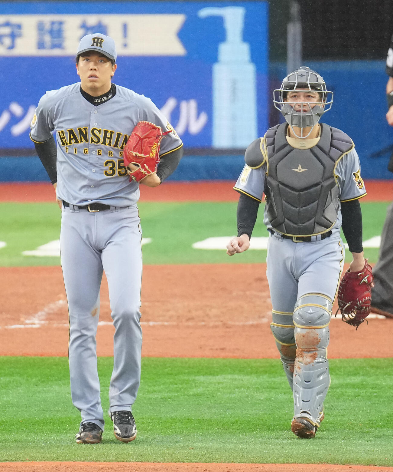 DeNA対阪神　4回裏途中、言葉を交わす阪神先発才木浩人（左）と捕手坂本誠志郎（撮影・江口和貴）