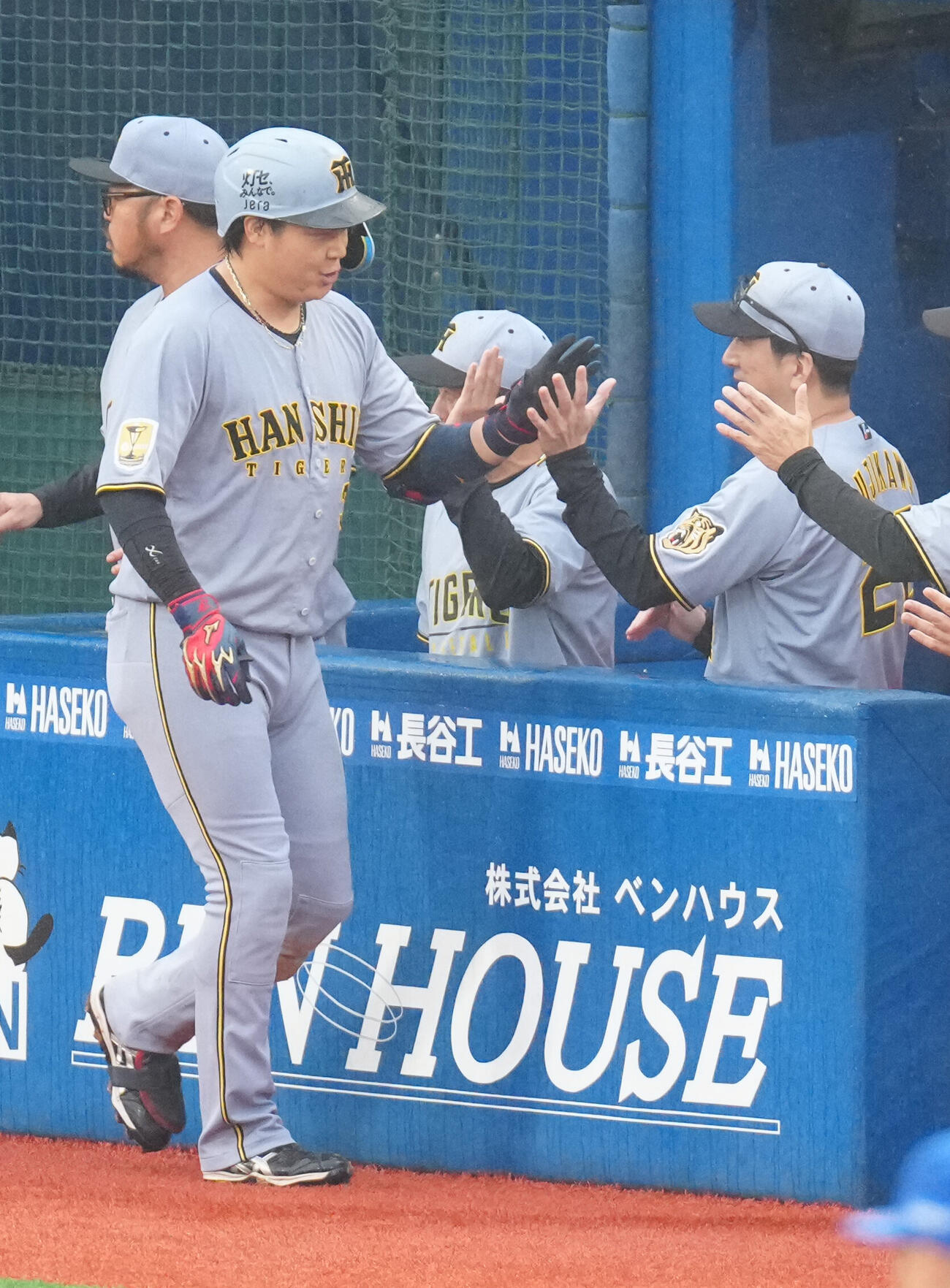 DeNA対阪神　4回表阪神1死、本塁打を放ち、藤川球児監督（右）とタッチを交わす大山悠輔（撮影・江口和貴）