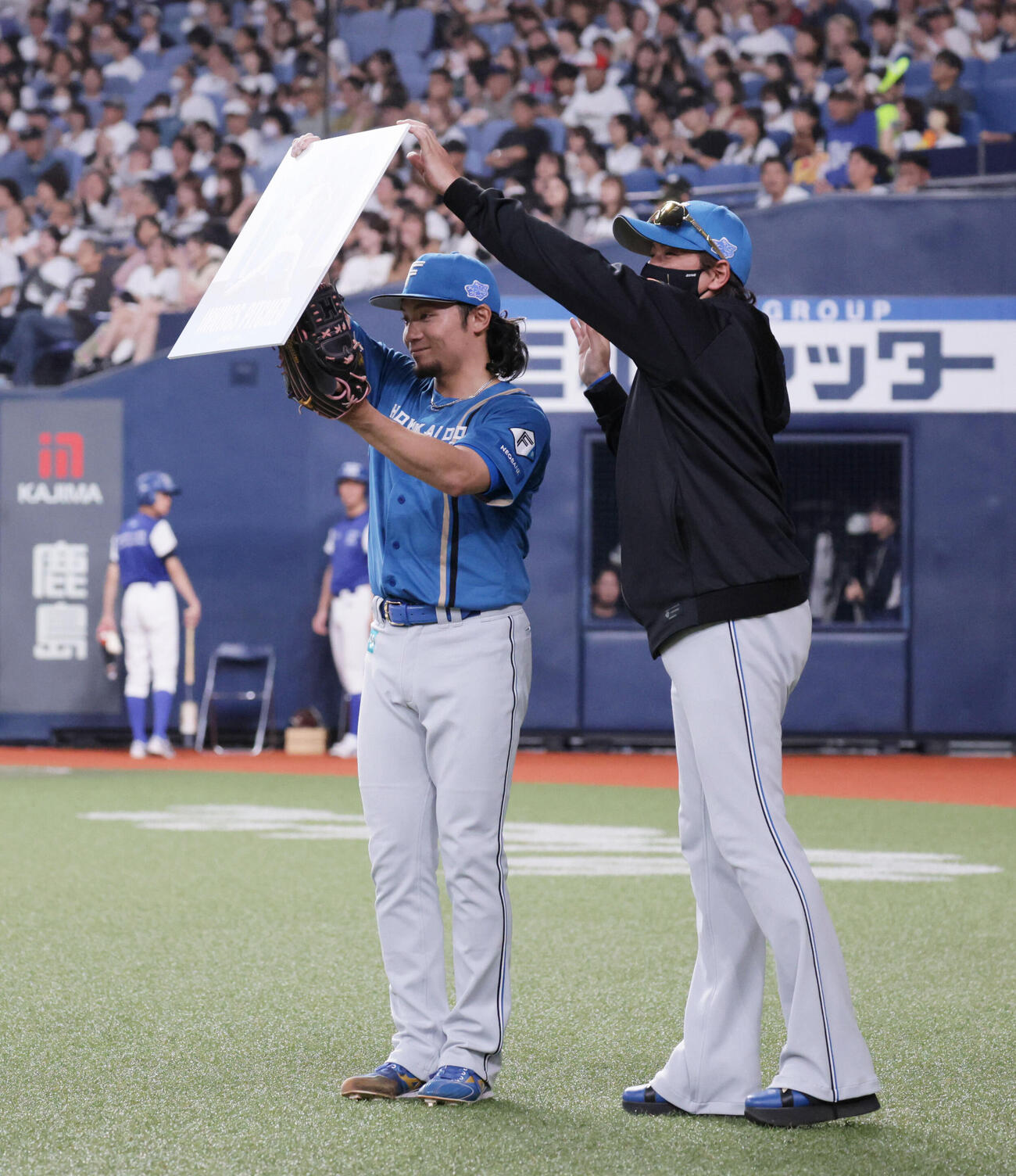 オリックス対日本ハム　8回裏オリックス攻撃終了、1000投球回を達成した日本ハム伊藤大海は、新庄剛志監督（右）から記念のボードを手渡される（撮影・宮崎幸一）