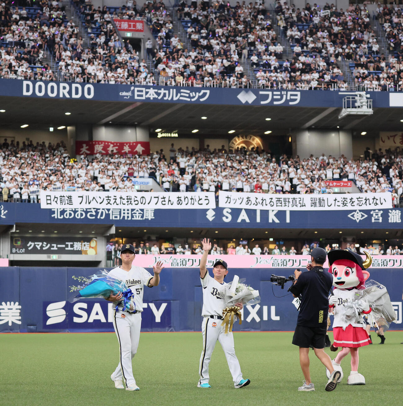 オリックス対日本ハム　場内1周するオリックス山田修義（左）と西野真弘（撮影・宮崎幸一）