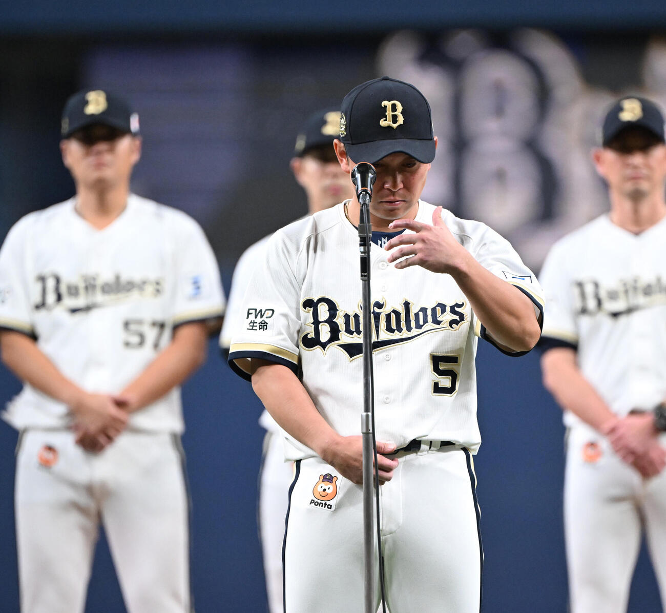 実父へのあいさつで言葉をつまらせるオリックス西野真弘（撮影・和賀正仁）