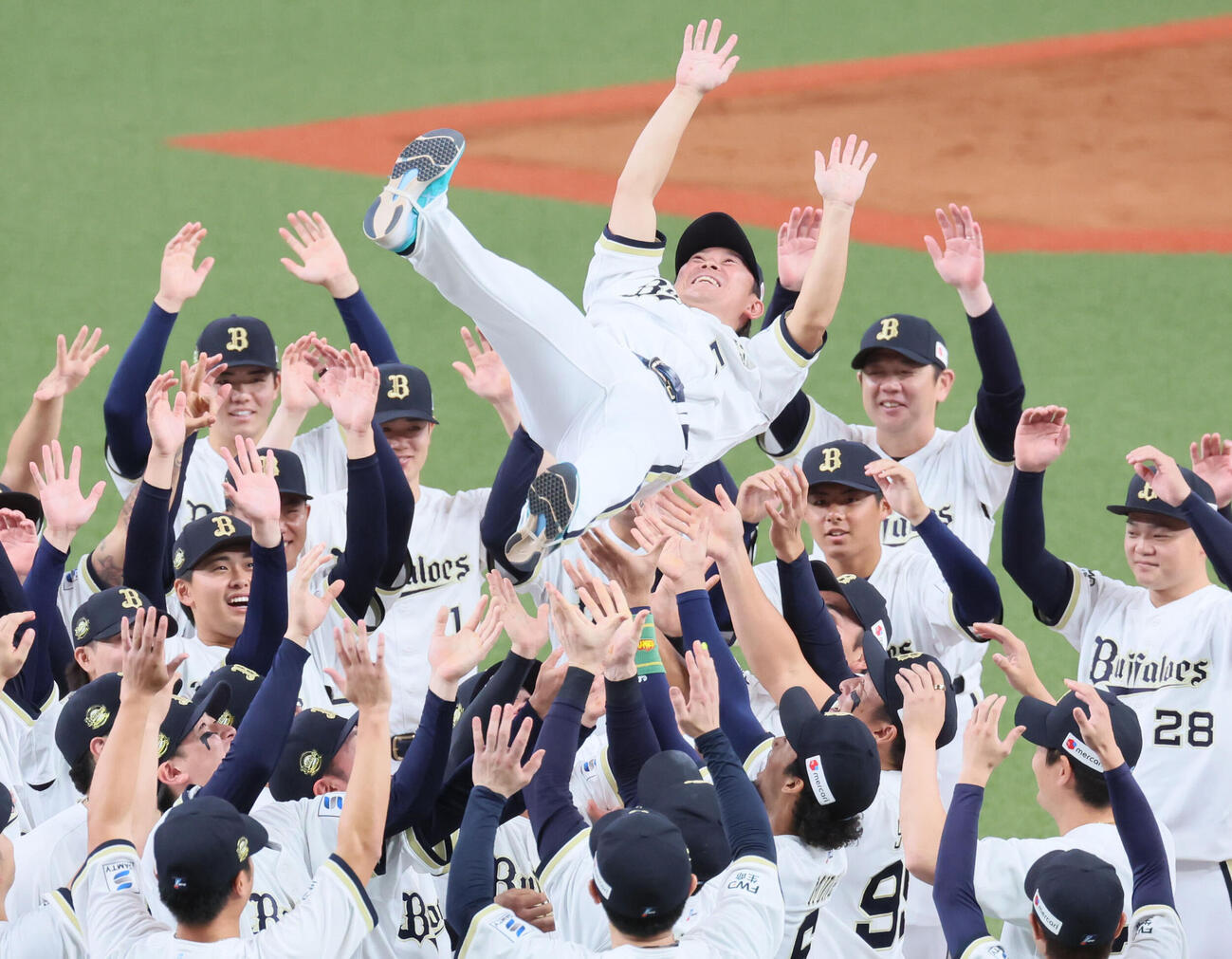 オリックス対日本ハム　引退セレモニーで胴上げされるオリックス西野真弘（撮影・宮崎幸一）