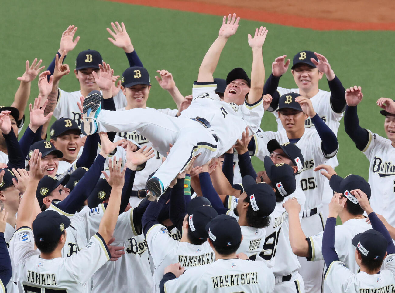 オリックス対日本ハム　引退セレモニーで胴上げされるオリックス西野真弘（撮影・宮崎幸一）