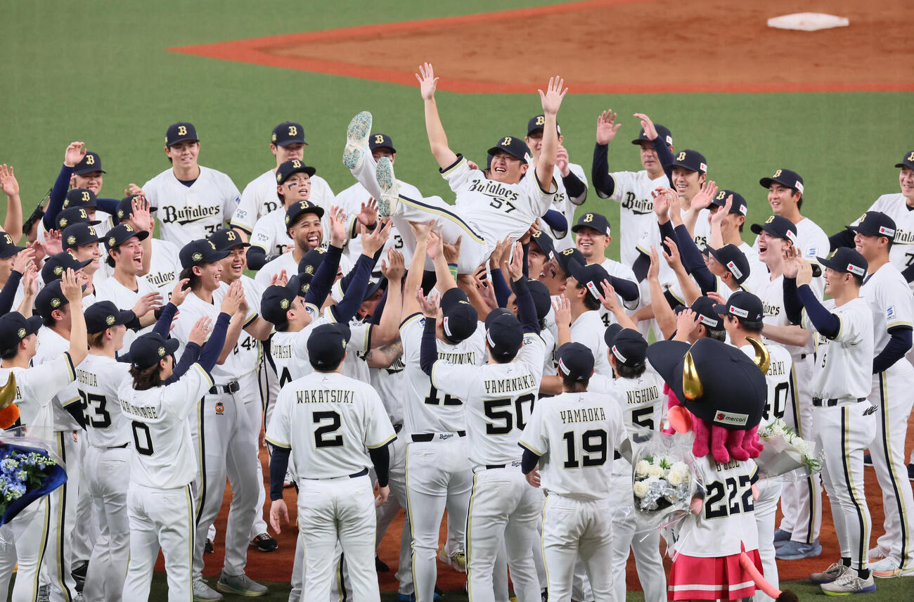 オリックス対日本ハム　引退セレモニーで胴上げされるオリックス山田修義（撮影・宮崎幸一）