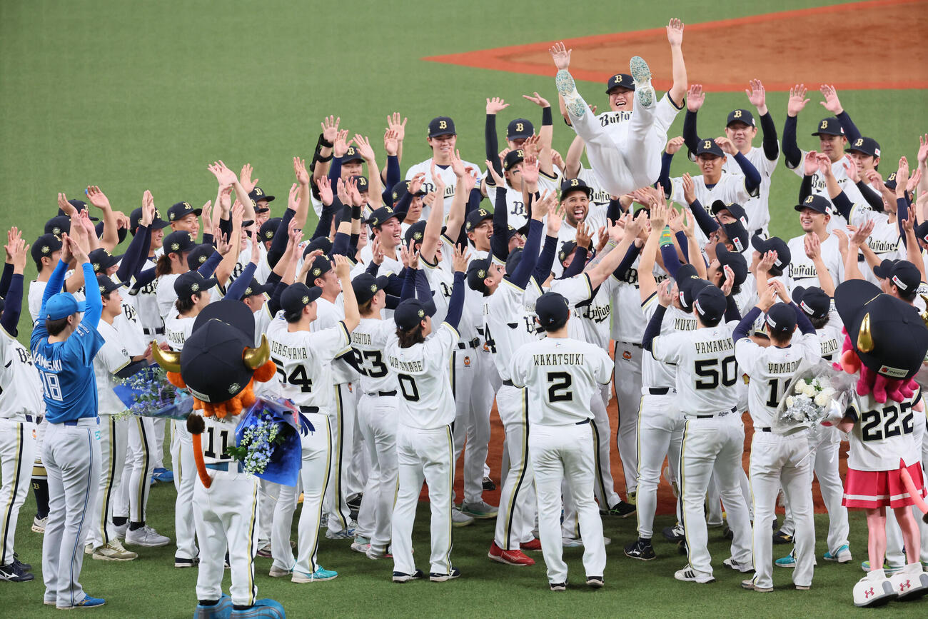 オリックス対日本ハム　引退セレモニーで胴上げされるオリックス山田修義（撮影・宮崎幸一）