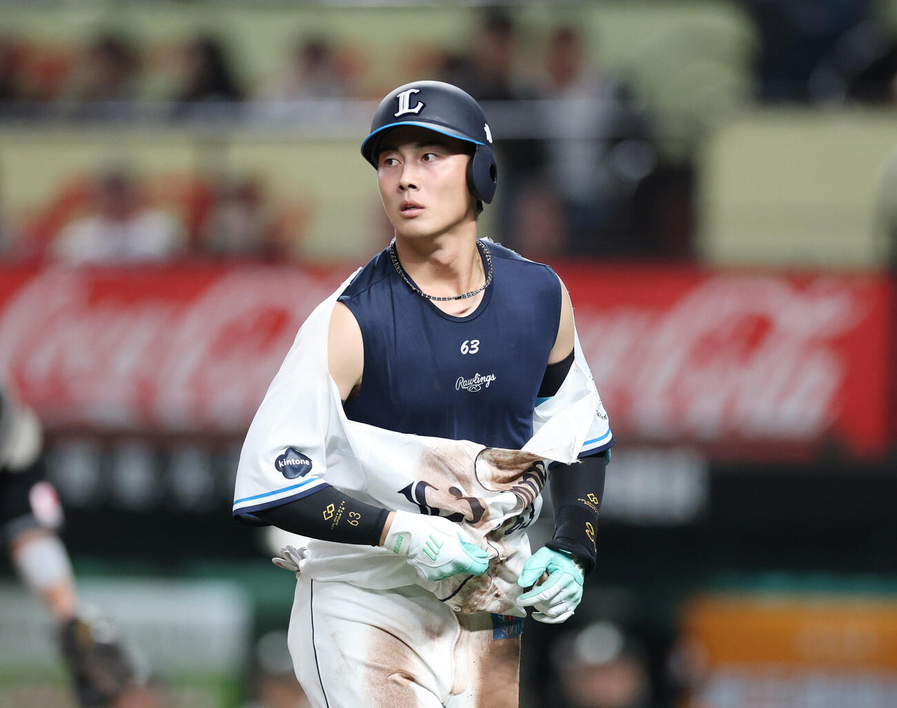 西武対ロッテ　9回裏西武無死、内野安打を放ち滑り込み服が破れる長谷川信哉（撮影・増田悦実）