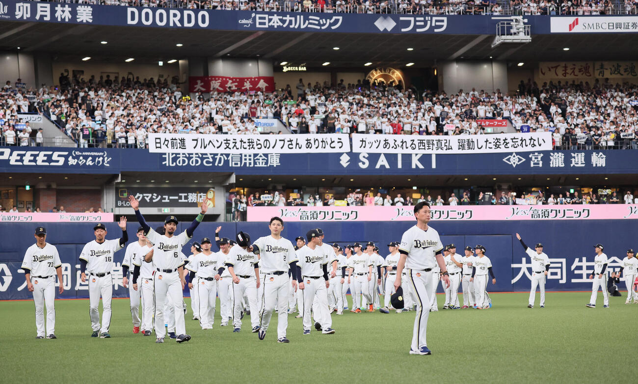 オリックス対日本ハム　本拠地最終戦を終えて場内1周する岸田護監督（先頭）ら（撮影・宮崎幸一）