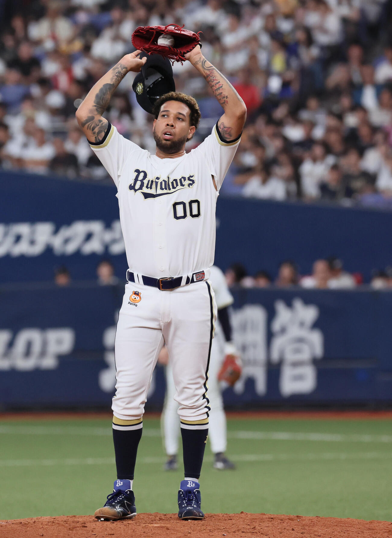 オリックス対日本ハム　8回表日本ハム2死二塁、アンダーソン・エスピノーザは田宮裕涼に先制適時打を浴びて落胆する（撮影・宮崎幸一）