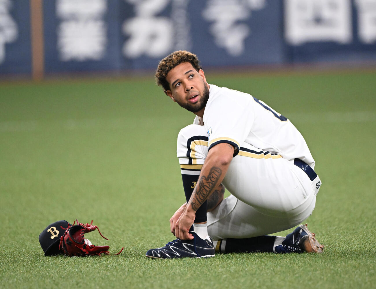オリックス対日本ハム　8回表日本ハム1死、矢沢の内野安打で一塁ベースカバーに走った後、くつひもを結び直すアンダーソン・エスピノーザ（撮影・和賀正仁）