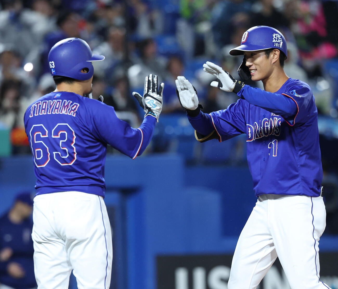 ヤクルト対中日　4回表中日1死一、二塁、3点本塁打を放ち生還する森駿太（撮影・水谷安孝）