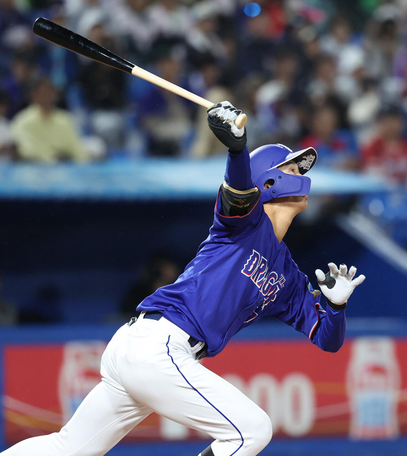 ヤクルト対中日　4回表中日1死一、二塁、プロ初本塁打を右越えに放つ森駿太（撮影・水谷安孝）