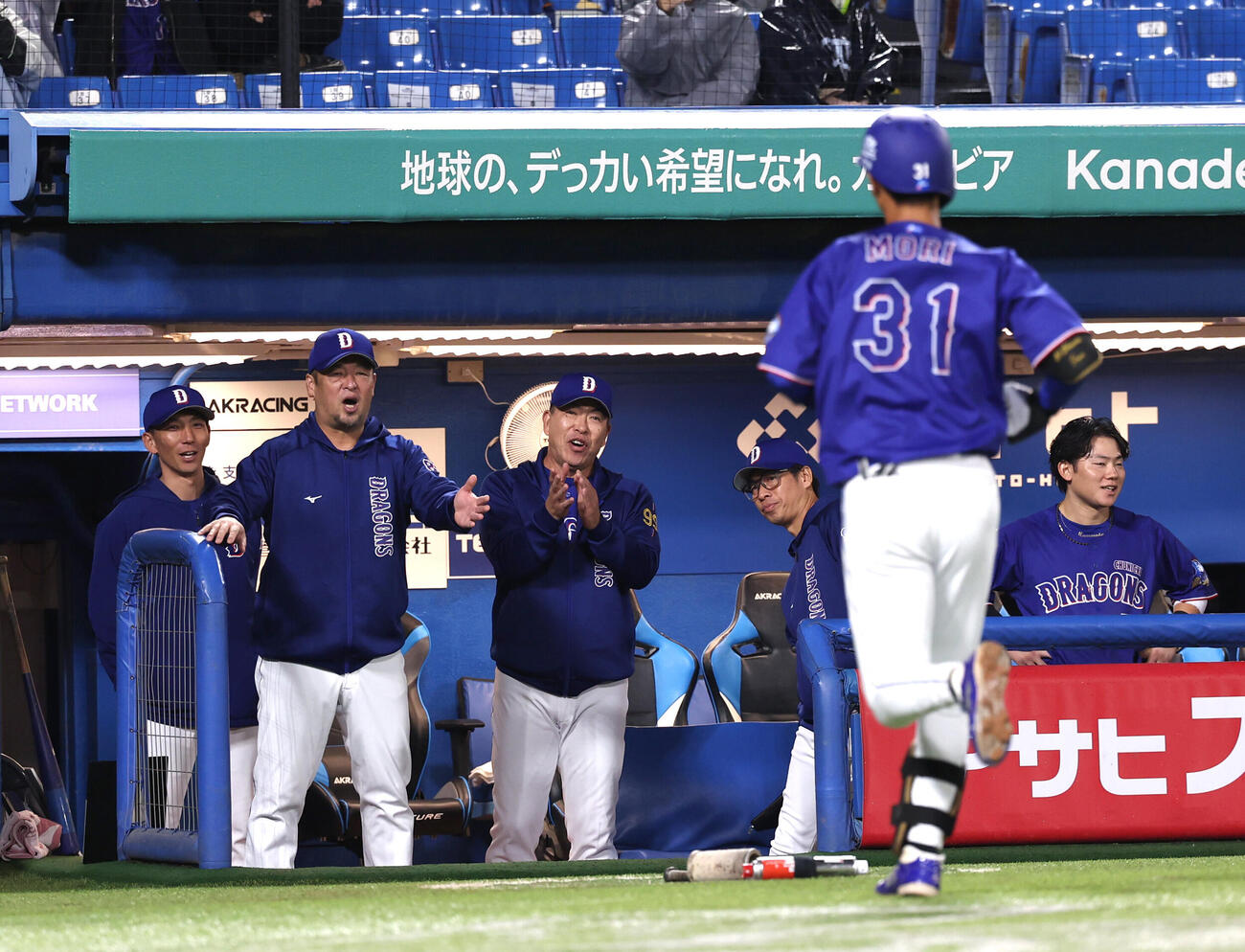 ヤクルト対中日　4回表中日1死一、二塁、3点本塁打を放ち生還した森駿太を笑顔で出迎える井上一樹監督（撮影・水谷安孝）