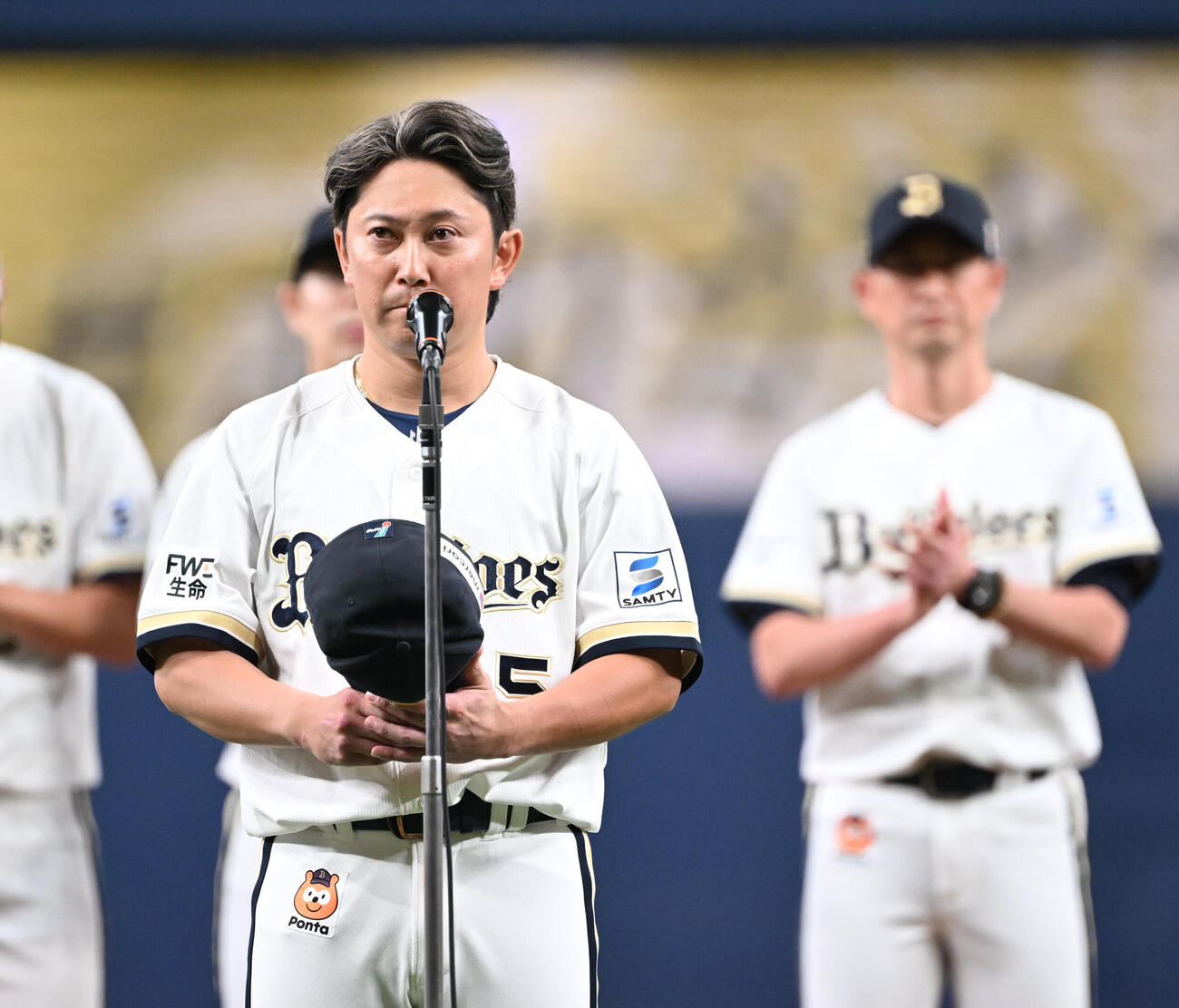 実父へのあいさつで言葉をつまらせるオリックス西野真弘（撮影・和賀正仁）