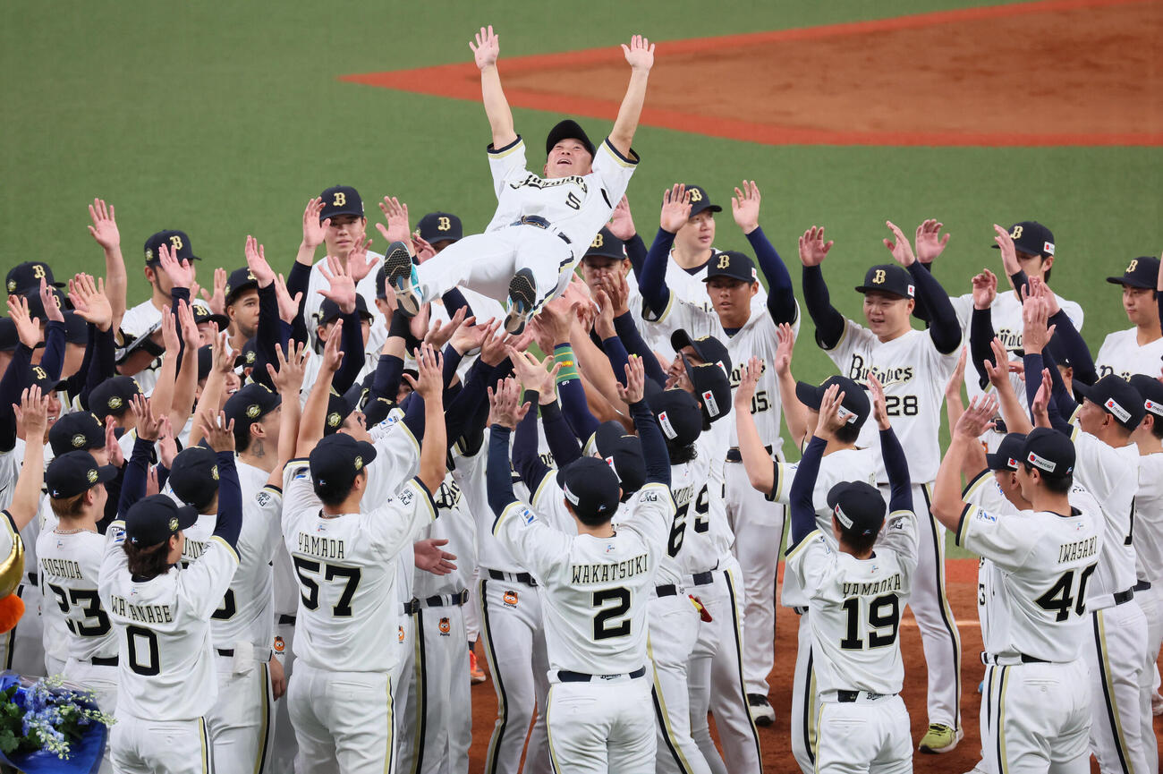 オリックス対日本ハム　引退セレモニーで胴上げされるオリックス西野真弘（撮影・宮崎幸一）
