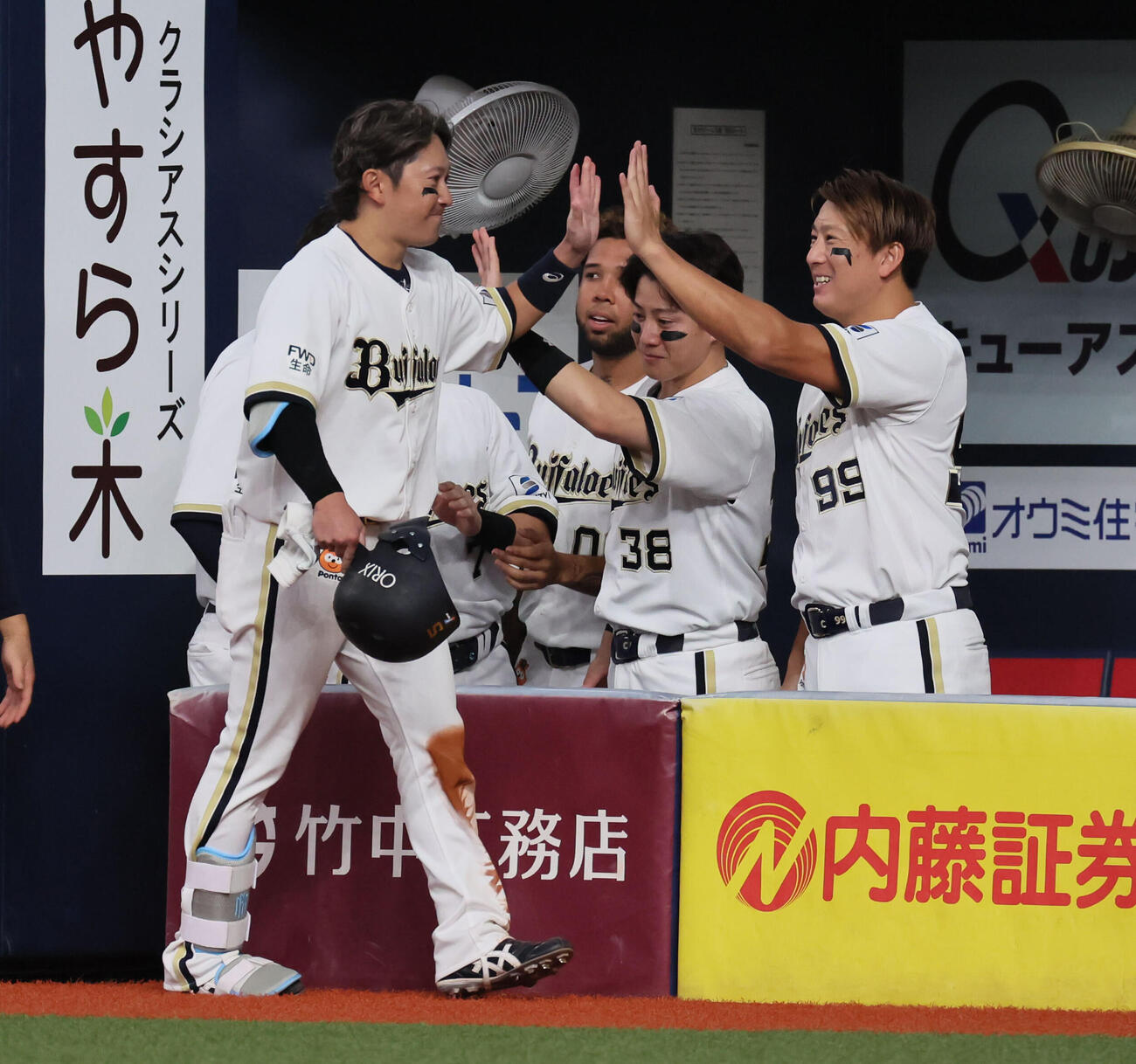 オリックス対日本ハム　8回裏オリックス1死、最終打席で二塁打を放った西野真弘は、ナインにタッチで迎えられる（撮影・宮崎幸一）
