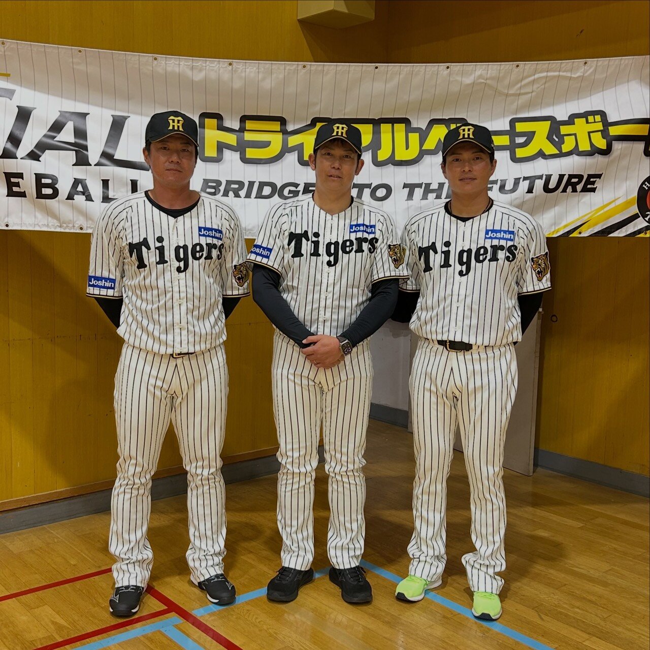 阪神タイガース「トライアルベースボールin　守口」に出席した、阪神岩田稔CA（写真中央）、球団アカデミーコーチの陽川尚将氏（左）、OBの北條史也氏（右）（提供写真）