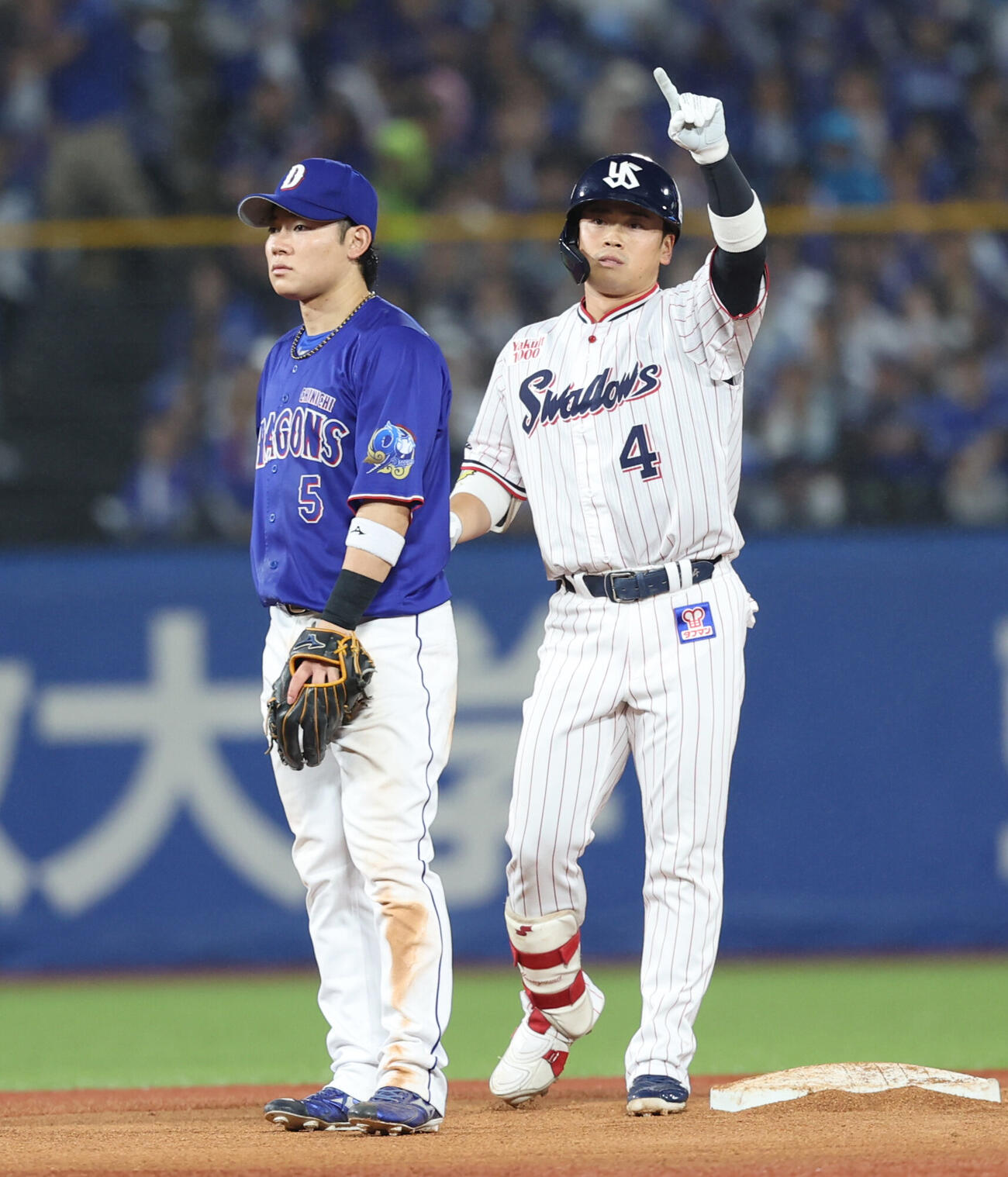 ヤクルト対中日　4回裏ヤクルト1死一、二塁、適時打を放ちポーズをとる丸山和郁（撮影・水谷安孝）