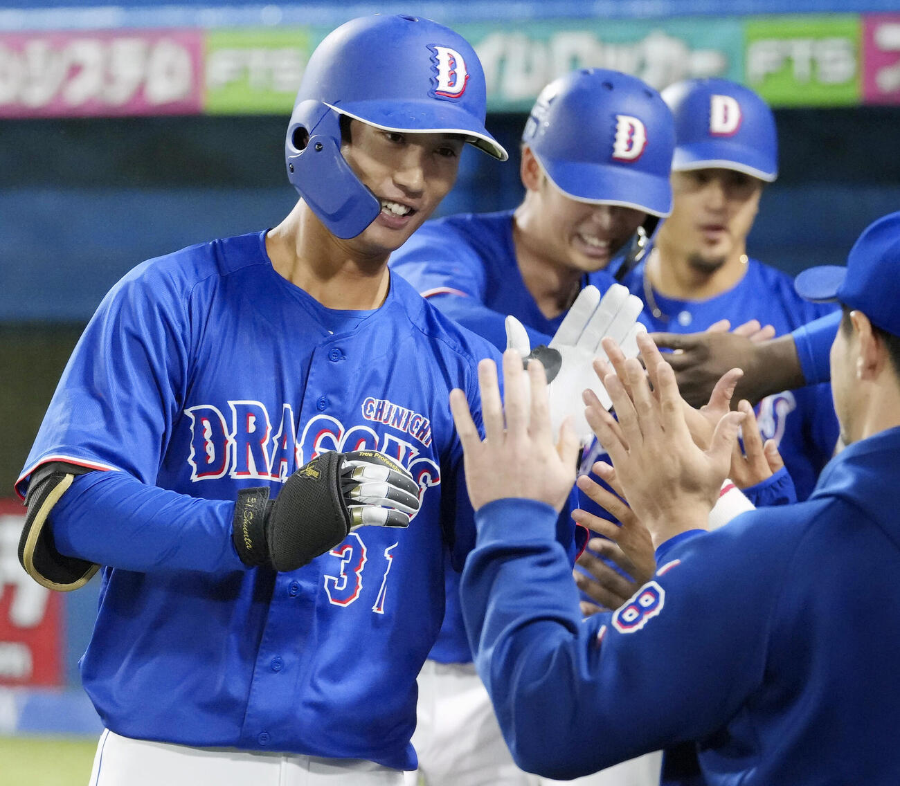 4回、先制3ランを放ちナインに迎えられる中日・森駿（左）＝神宮（共同）