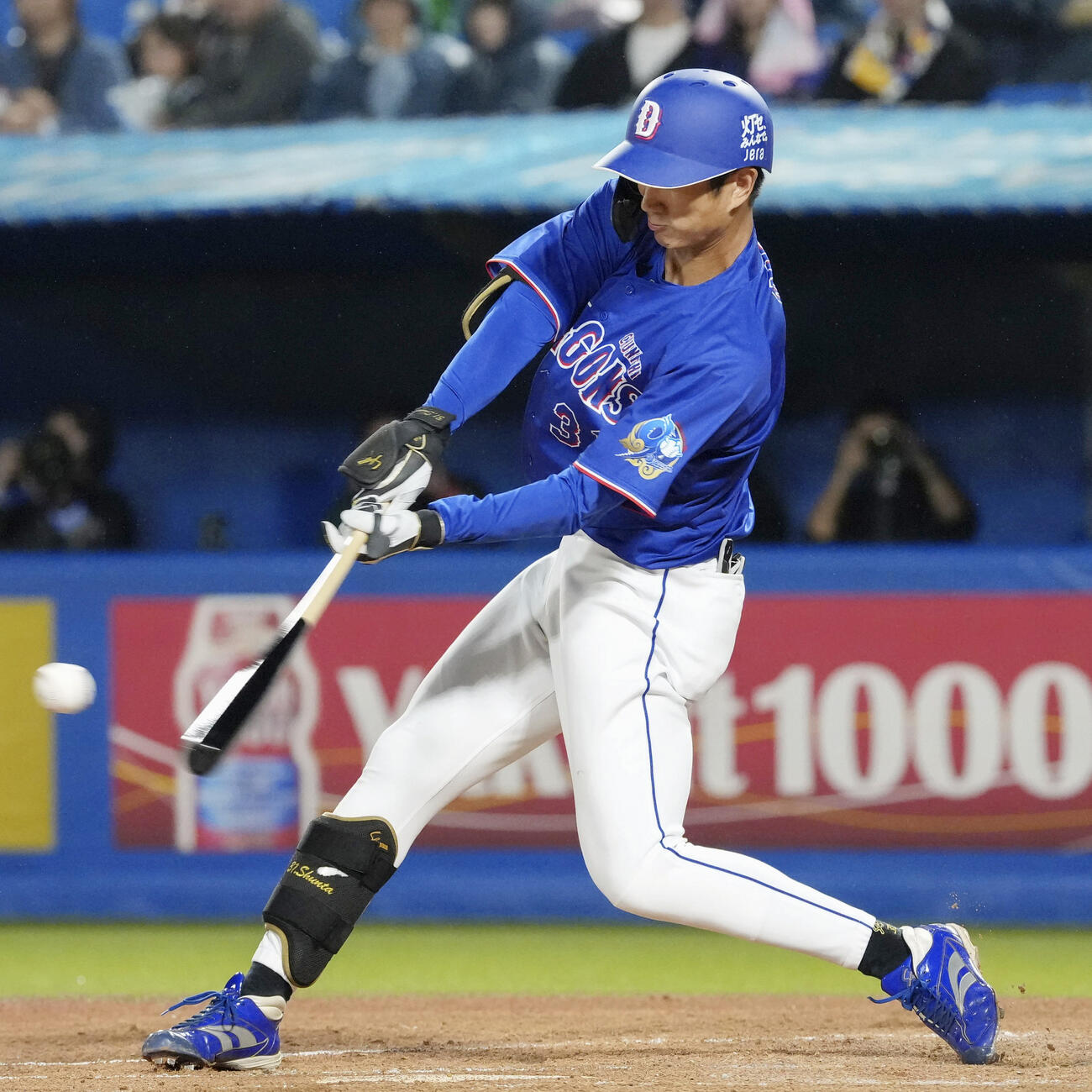 4回中日1死一、二塁、森駿が右越えに先制3ランを放つ＝神宮（共同）