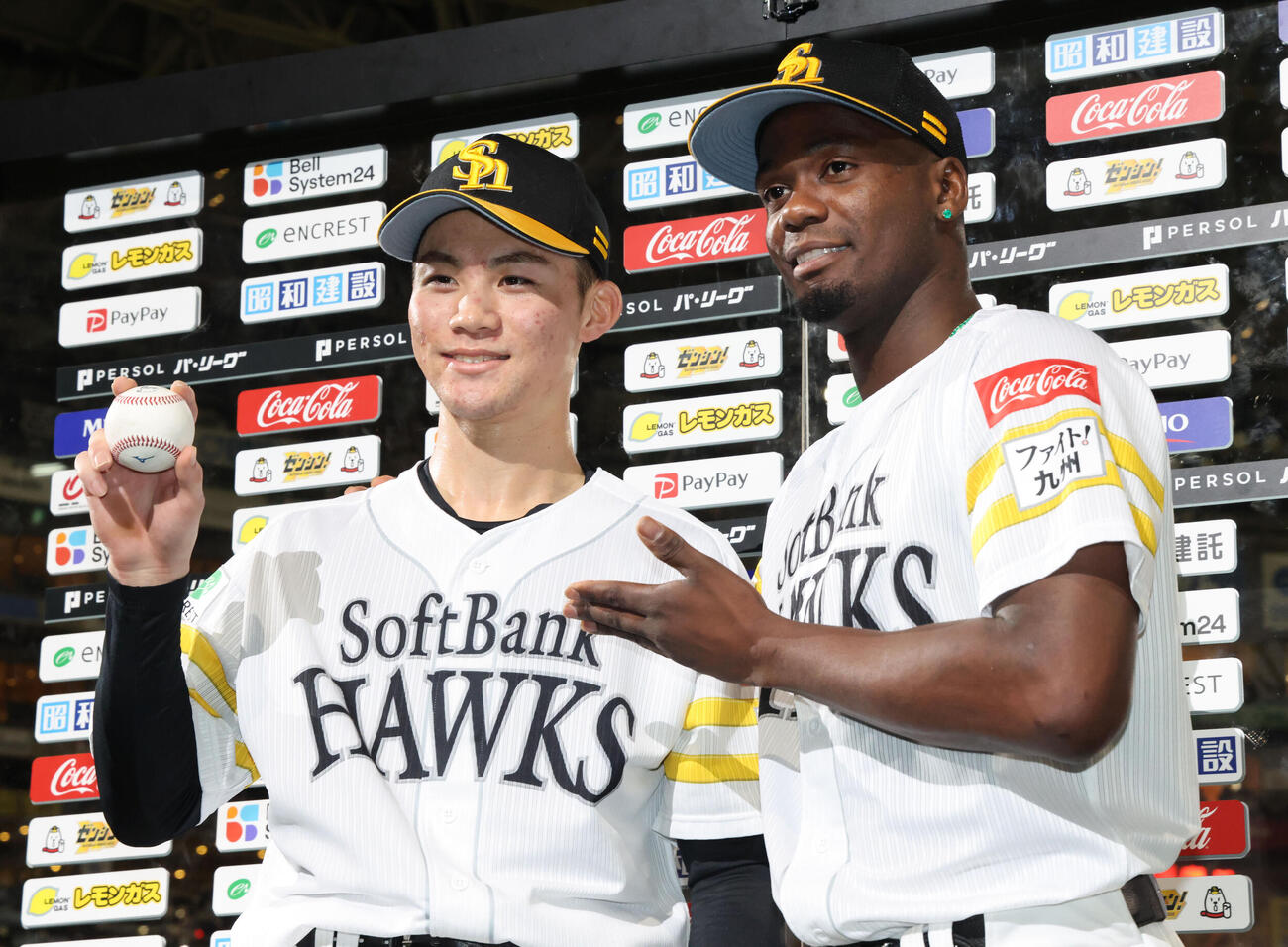 ソフトバンク対楽天　プロ初本塁打の記念球を手にお立ち台で笑顔を見せるソフトバンク庄子雄大と勝利投手のモイネロ（右）（撮影・梅根麻紀）