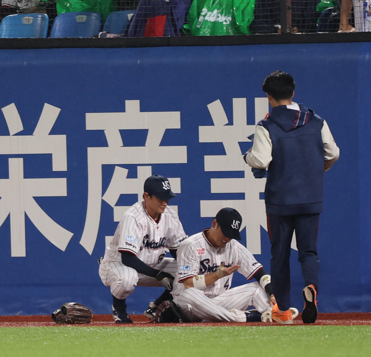 ヤクルト対中日　9回表中日1死、石伊雄太の打球を追い倒れた丸山和郁を心配する岩田幸宏（撮影・水谷安孝）
