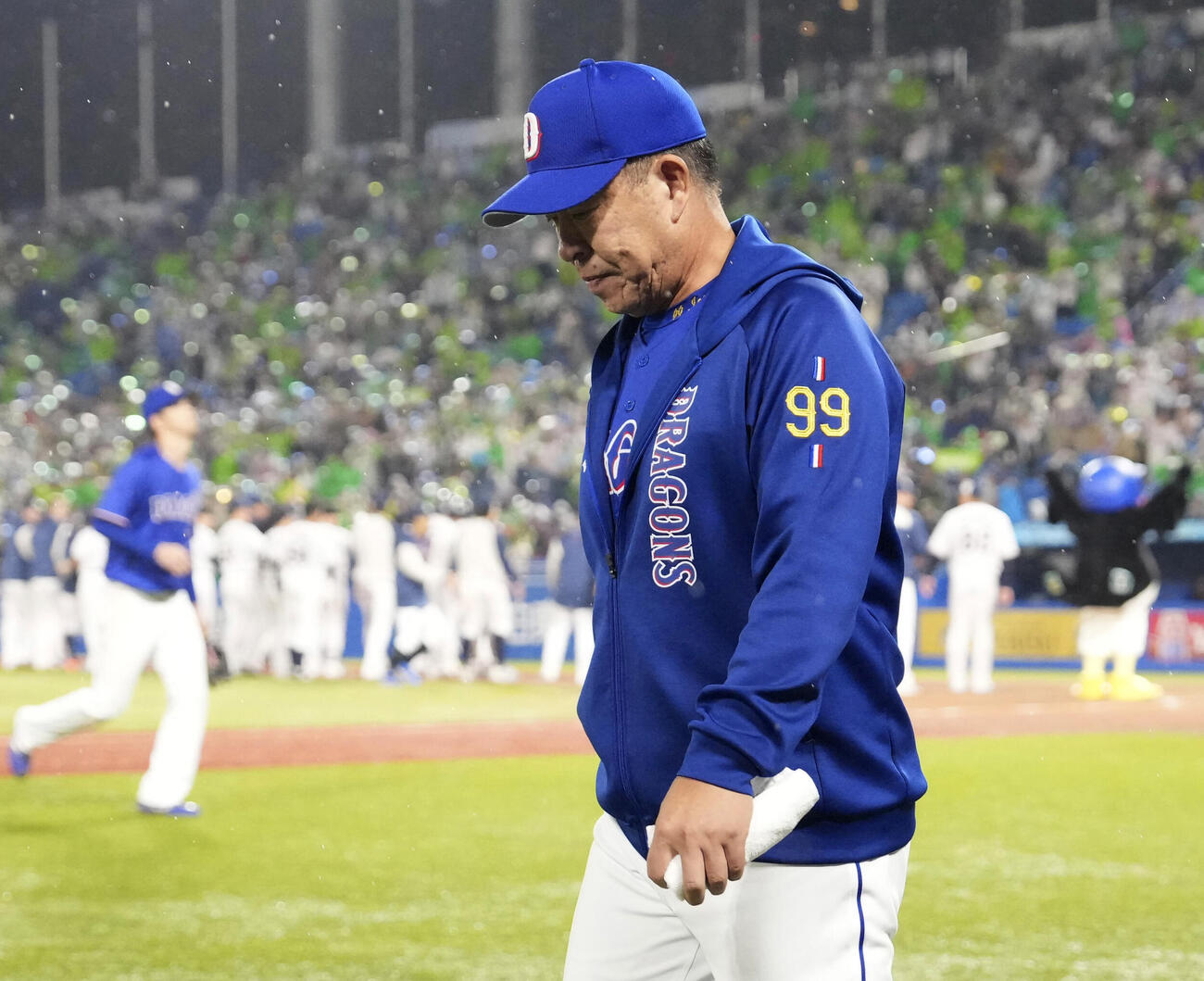 ヤクルトにサヨナラ負けを喫し、引き揚げる中日・井上監督(共同)