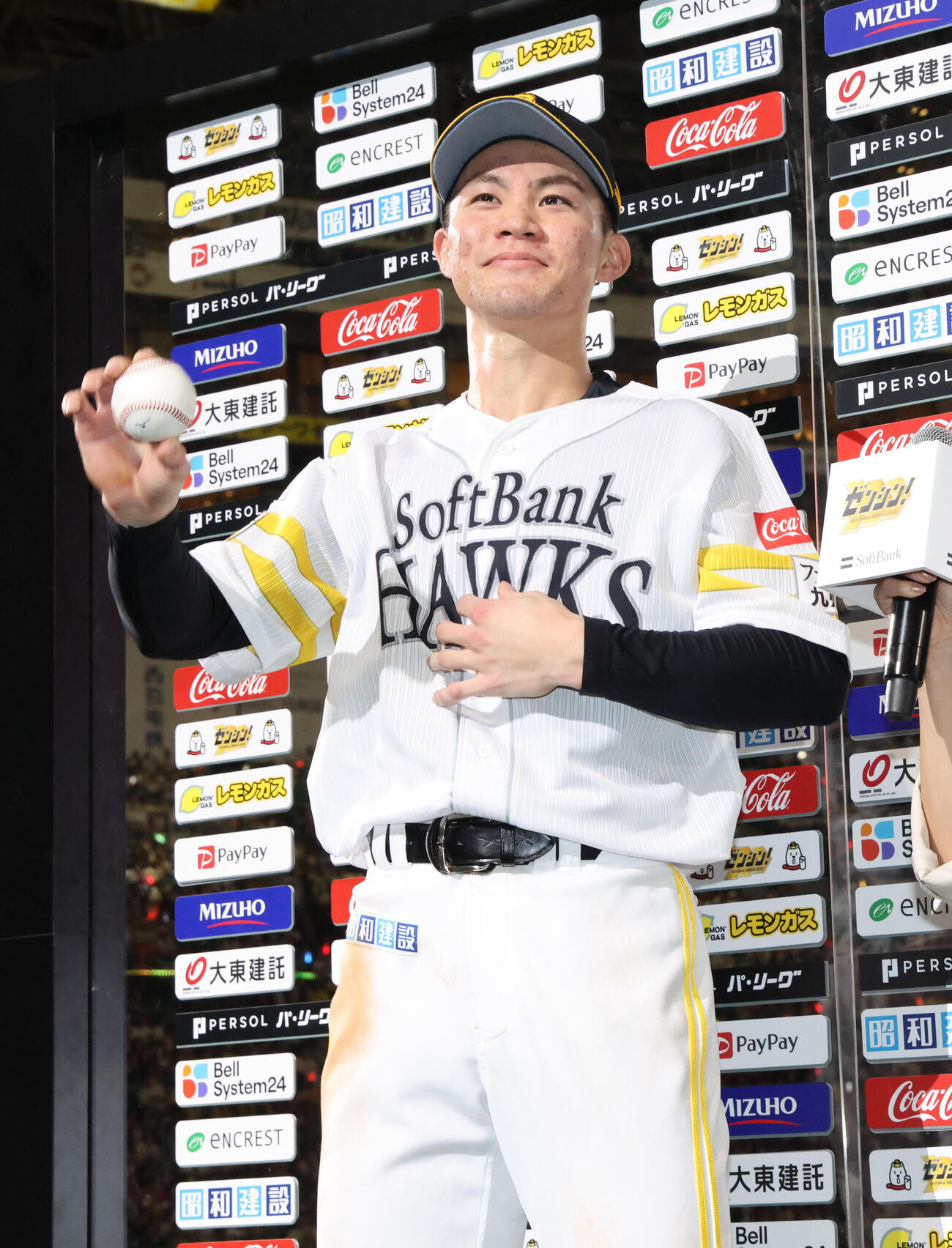 ソフトバンク対楽天　プロ初本塁打の記念球を手にお立ち台で笑顔を見せるソフトバンク庄子雄大（撮影・梅根麻紀）