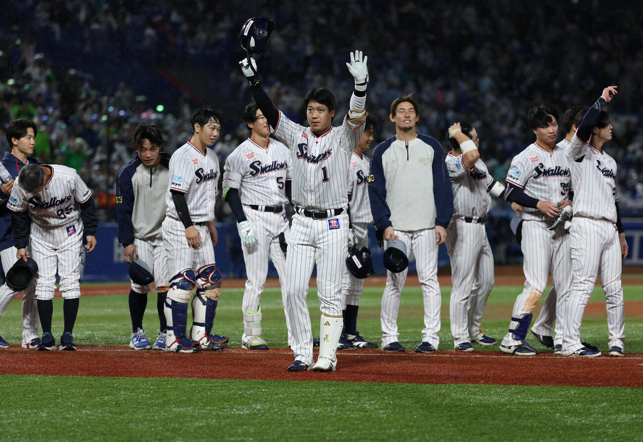 ヤクルト対中日　サヨナラ2点本塁打を放ちファンにあいさつする山田哲人（撮影・水谷安孝）