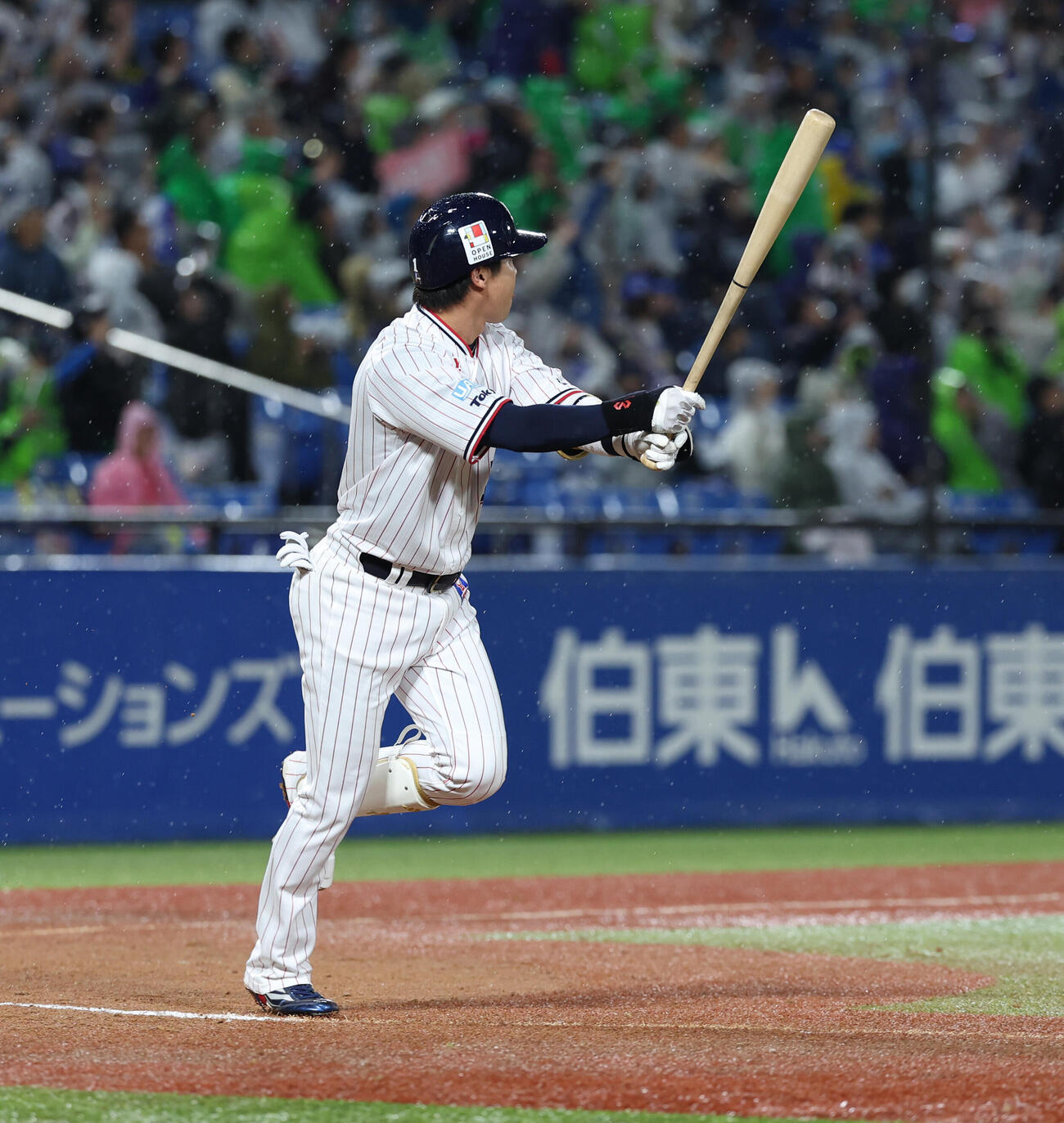 ヤクルト対中日　9回裏ヤクルト1死二塁、サヨナラ2点本塁打を放つ山田哲人（撮影・水谷安孝）
