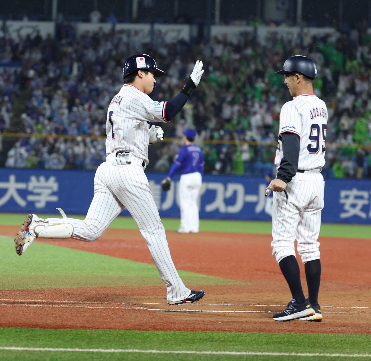 ヤクルト対中日　9回裏ヤクルト1死二塁、サヨナラ2点本塁打を放つ山田哲人（撮影・水谷安孝）